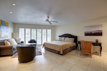 Studio Suite, 1 King Bed, Kitchenette