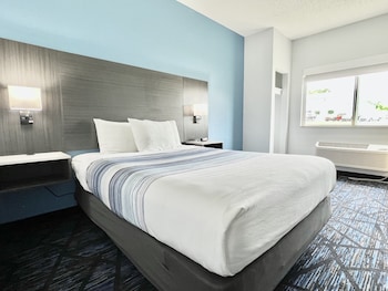 Room, 1 Queen Bed, Accessible, Non Smoking (Mobility Tub w/Grab Bars)