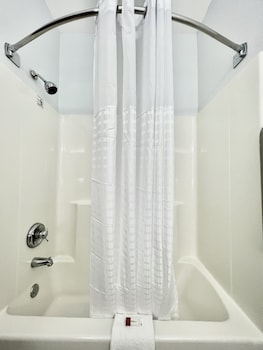 Room, 1 Queen Bed, Accessible, Non Smoking (Mobility Tub w/Grab Bars)
