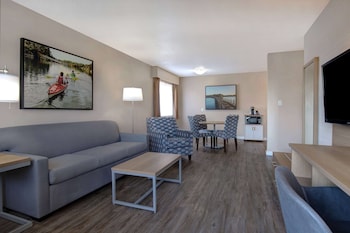 1 Queen Bed Non-Smoking Parking Lot View Suite With Sofa Bed
