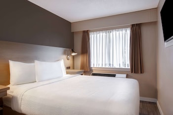 1 Queen Bed Non-Smoking Parking Lot View Suite With Sofa Bed
