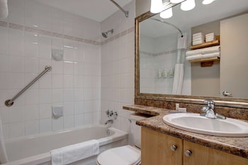 1 Queen Bed Non-Smoking Parking Lot View Suite With Sofa Bed