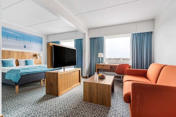 Junior Suite, 1 King Bed, Non Smoking (Separate Living Room)