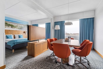 Junior Suite, 1 King Bed, Non Smoking (Separate Living Room)