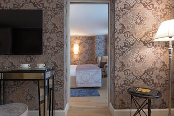 Family Room, Connecting Rooms