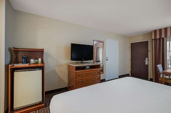 Standard Room, 1 King Bed, Non Smoking, Refrigerator