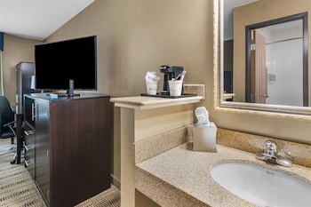 Standard Room, 1 Queen Bed, Non Smoking, Refrigerator & Microwave