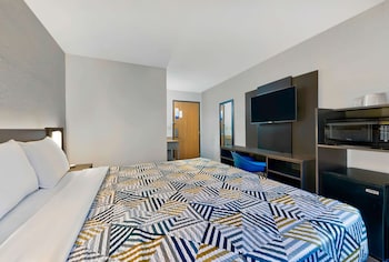 Deluxe Room, 1 Queen Bed, Non Smoking, Refrigerator & Microwave