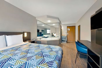 Deluxe Room, 1 Queen Bed, Non Smoking, Hot Tub