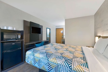 Deluxe Room, 1 King Bed, Non Smoking, Refrigerator & Microwave
