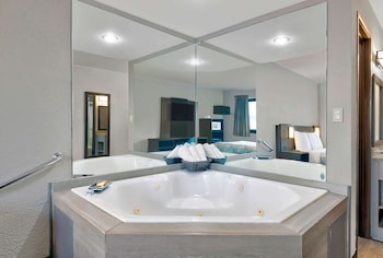 Deluxe Room, 1 Queen Bed, Non Smoking, Hot Tub