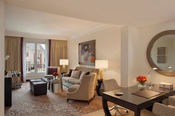 Suite, 1 King Bed (E-Lounge)