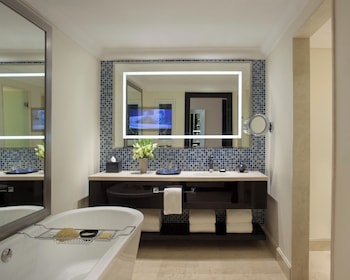 Room, 1 King Bed (E-Lounge)