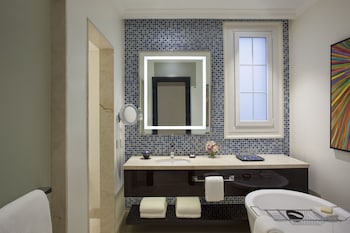 Room, 1 King Bed (E-Lounge)