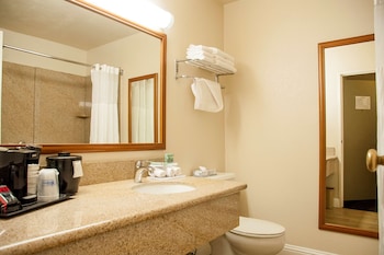 Standard Room, 1 Queen Bed, Non Smoking, Refrigerator