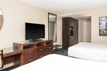 Room, 2 Queen Beds (Mobility Accessible, Roll-In Shower)