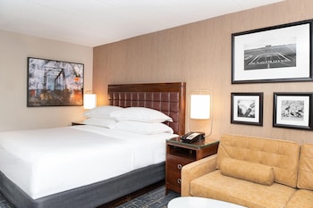 Club Room, 1 King Bed with Sofa bed