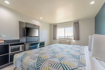 Standard Room, 1 King Bed, Non Smoking, Refrigerator & Microwave