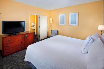 Suite, 1 King Bed with Sofa bed (Mobility/Hearing Accessible, Tub)