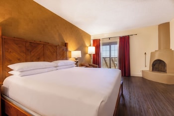 Deluxe Room, 1 King Bed, Fireplace (Deluxe King with Balcony and Fireplac)