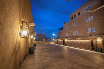 Deluxe Room, 1 King Bed, Patio, Pool View (Pool Patio King Bed Accessible)