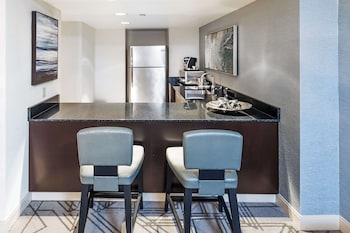Suite, 1 King Bed (2 Rooms)