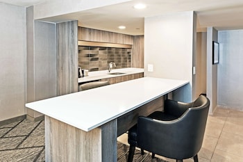 Deluxe Suite, 1 King Bed (2 Rooms)