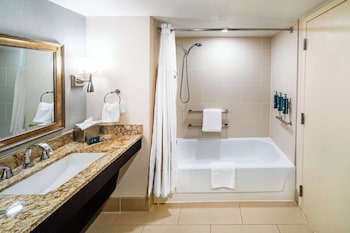 Room, 2 Queen Beds, Accessible, Bathtub