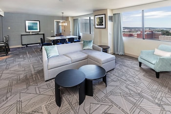 Suite, 1 King Bed (2 Rooms)
