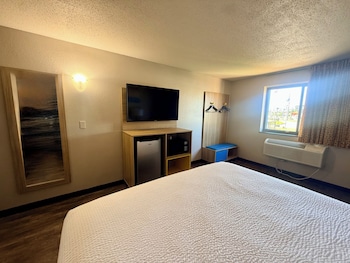 1 Queen Bed, Second Floor, No Elevator , Non-Smoking