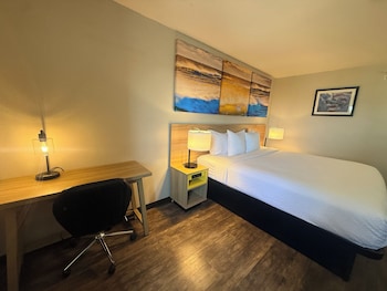 1 Queen Bed, Second Floor, No Elevator , Non-Smoking