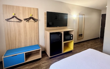 Room, 1 Queen Bed, Non Smoking, Ground Floor (Mobility, Hearing)