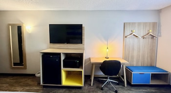 Room, 1 Queen Bed, Non Smoking, Ground Floor (Mobility, Hearing)