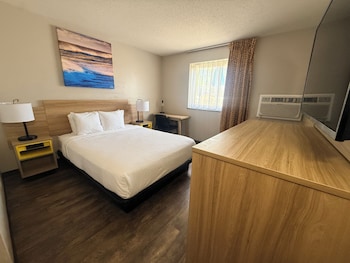 Room, 1 Queen Bed, Non Smoking, Ground Floor (Mobility, Hearing)