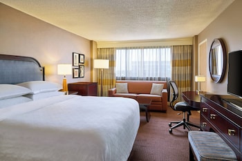 Classic Room, 1 King Bed (Mobility/Hearing Access, Roll-in Shwr)