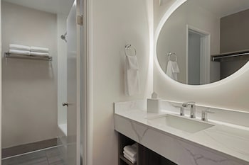 Deluxe Room, 2 Queen Beds, Courtyard View