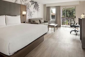 Executive Room, 1 King Bed with Sofa bed, Courtyard View