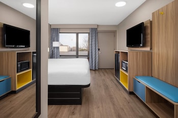 Room, 1 King Bed, Roll-in Shower, Non Smoking