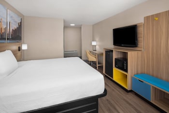 Room, 1 King Bed, Non Smoking (Exterior Building)