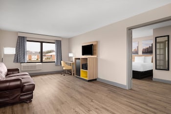 Suite, 2 Queen Beds, Non Smoking