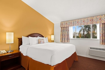 Standard Single Room, 1 King Bed, Non Smoking, Refrigerator