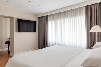 Classic Room, 1 King Bed, Pool Access