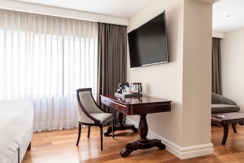 Deluxe Room, 1 King Bed, Pool Access
