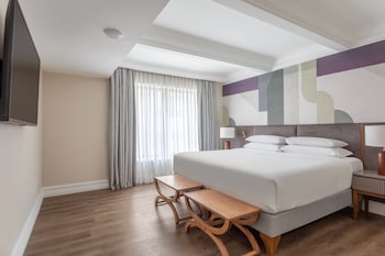 Executive Suite, 1 King Bed, Pool Access