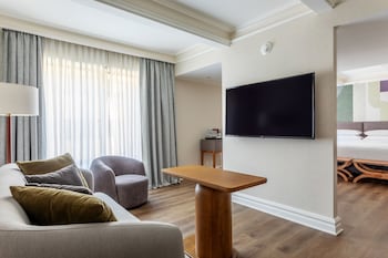 Deluxe Room, 1 King Bed, Pool Access