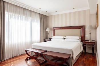 Classic Room, 1 King Bed, Pool Access