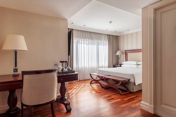 Classic Room, 1 King Bed, Pool Access