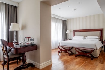 Classic Room, 1 King Bed, Pool Access