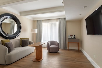 Executive Suite, 1 King Bed, Pool Access