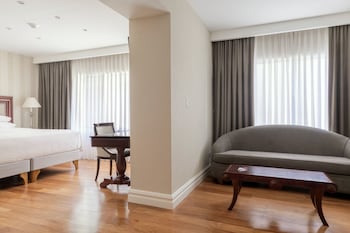 Deluxe Room, 1 King Bed, Pool Access